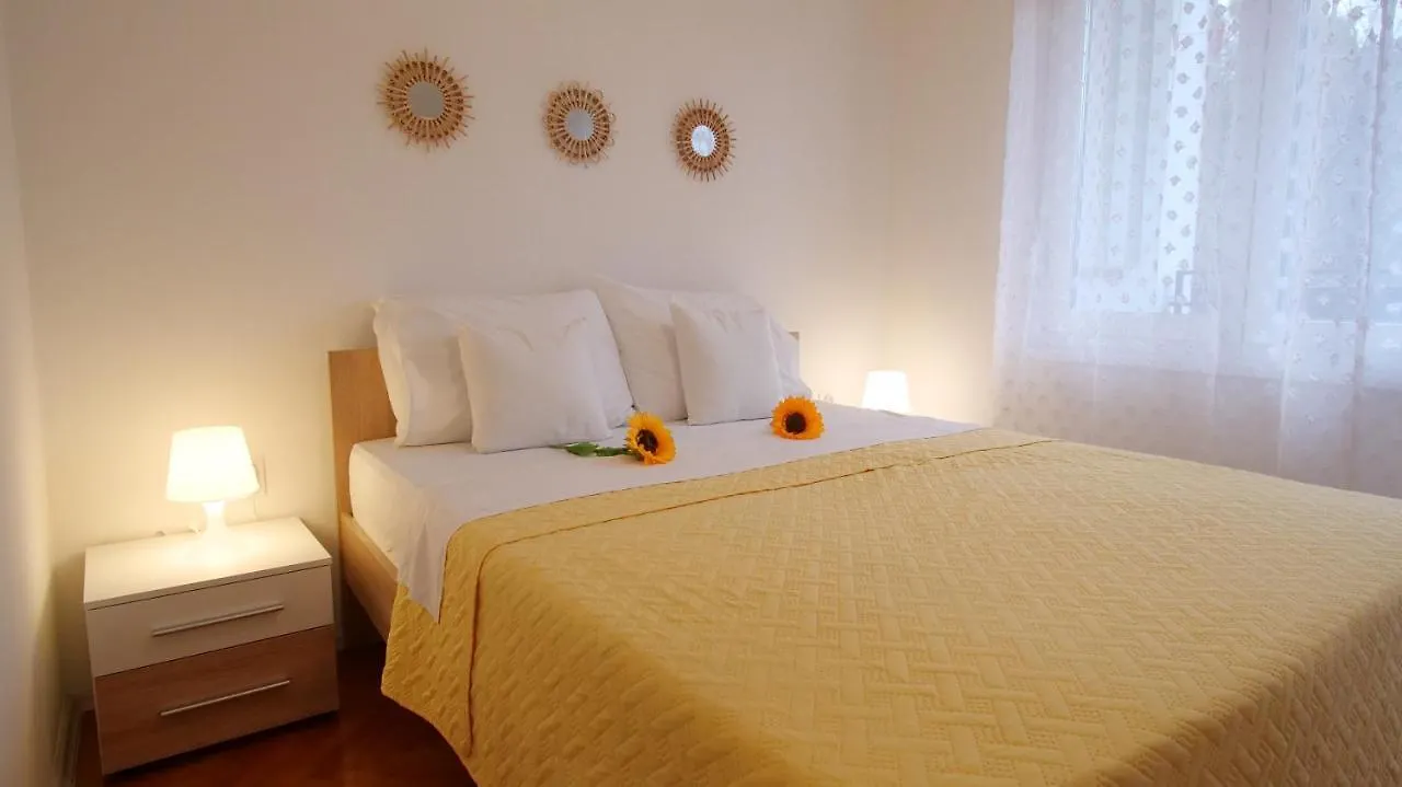 Arena Apartment With 3 Bedrooms In The City Center Pula 0*,