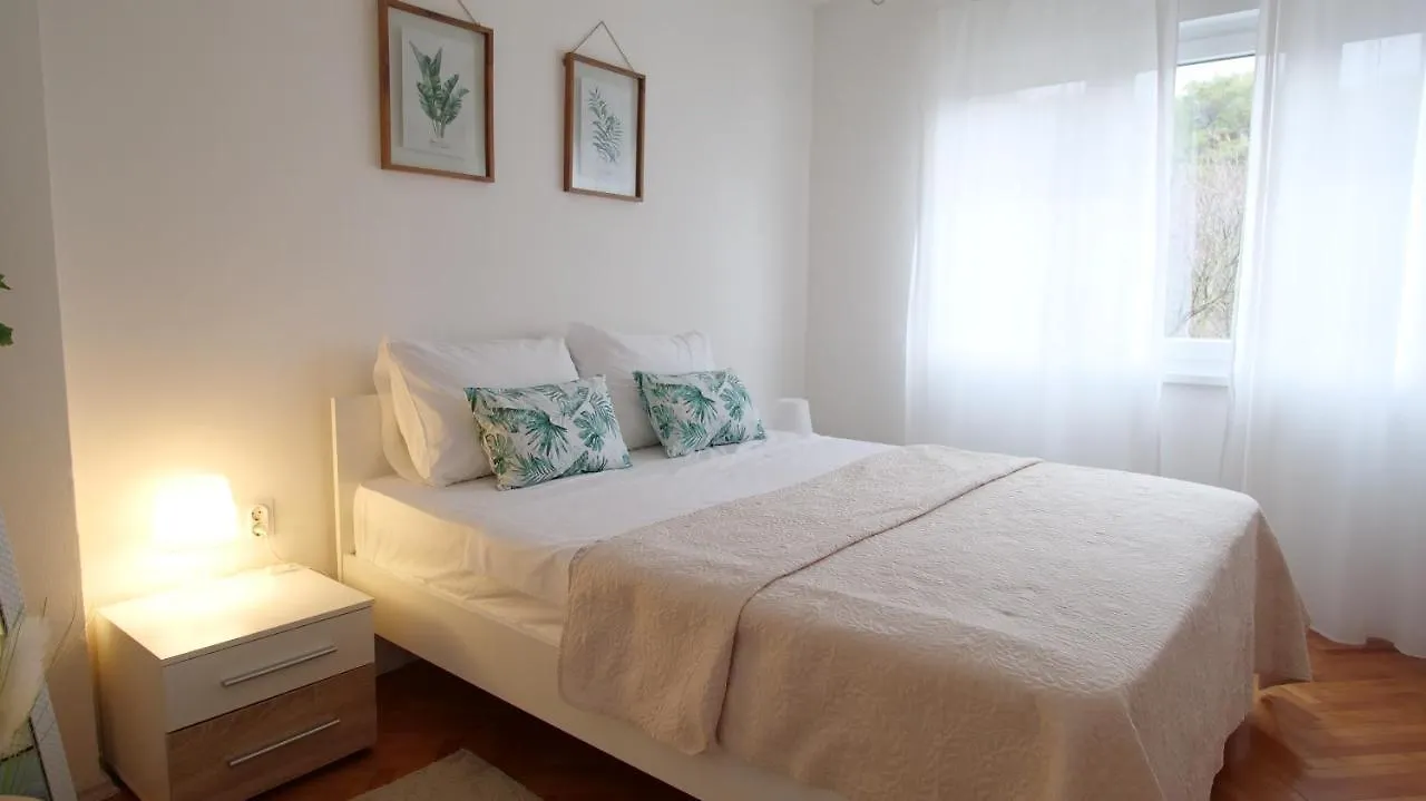Arena Apartment With 3 Bedrooms In The City Center Pula 0*,  Kroatien