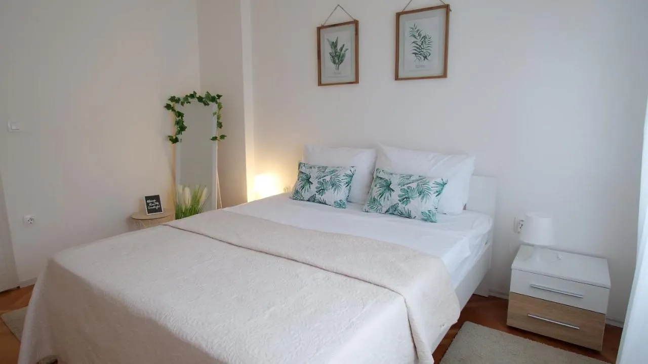 Arena Apartment With 3 Bedrooms In The City Center Pula