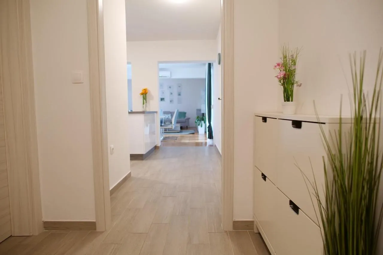 Arena Apartment With 3 Bedrooms In The City Center Pula 0*,