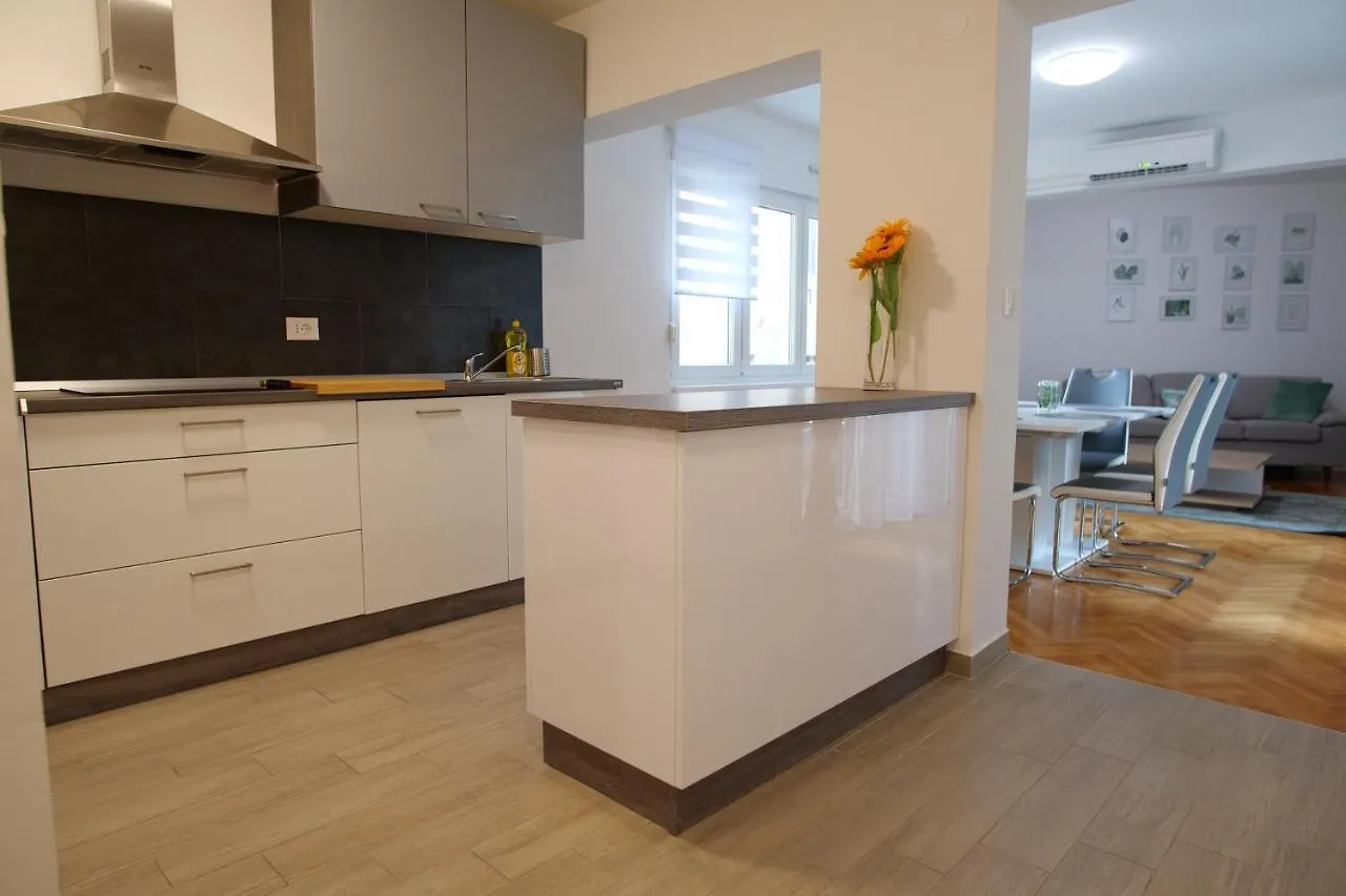 Arena Apartment With 3 Bedrooms In The City Center Pula