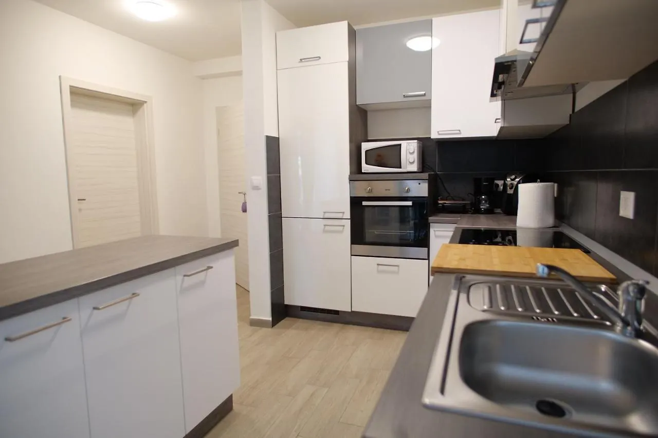 Arena Apartment With 3 Bedrooms In The City Center Pula