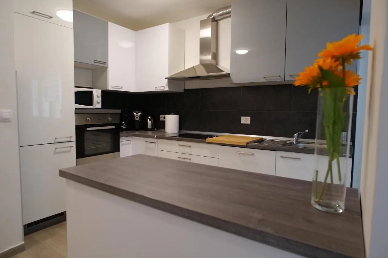 Arena Apartment With 3 Bedrooms In The City Center Pula
