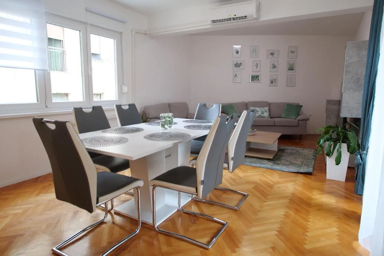 Arena Apartment With 3 Bedrooms In The City Center Pula