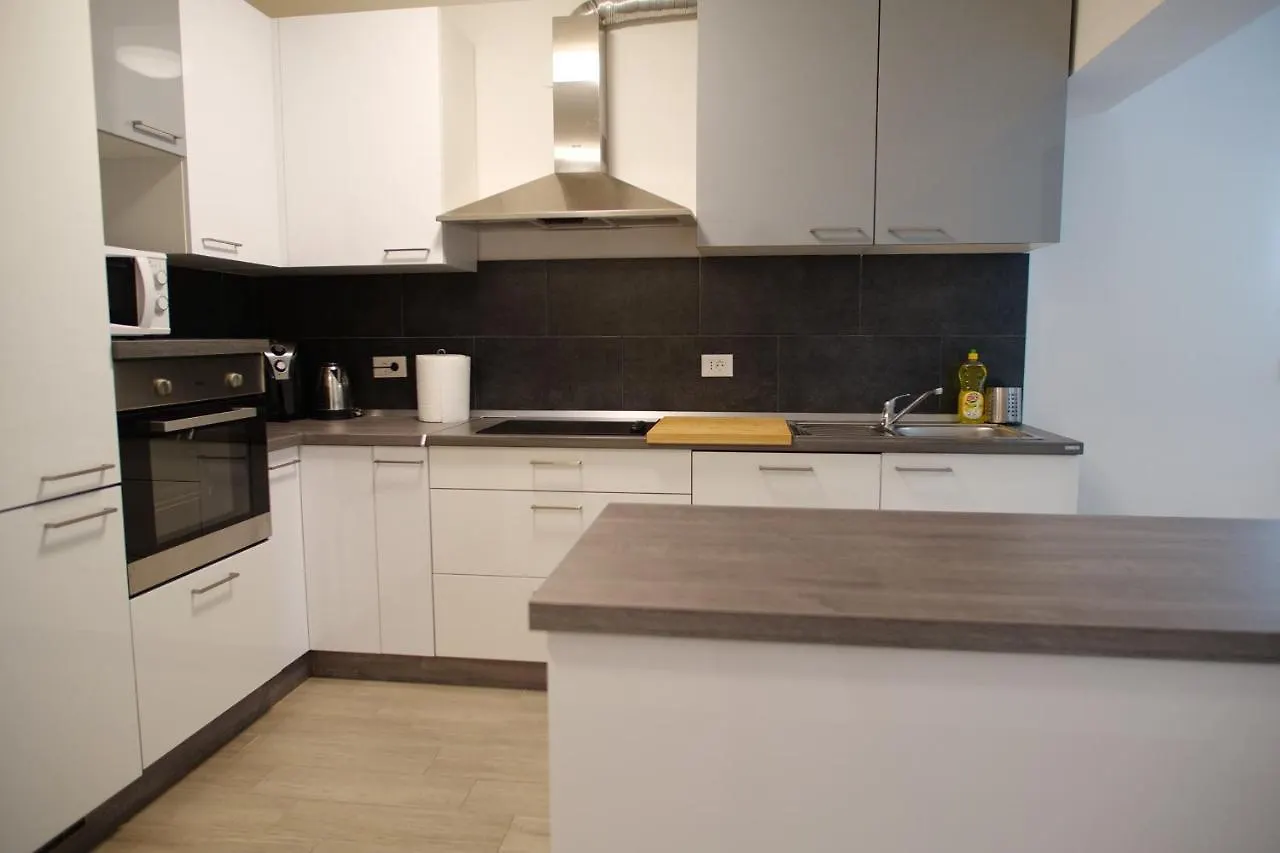 Arena Apartment With 3 Bedrooms In The City Center Pula