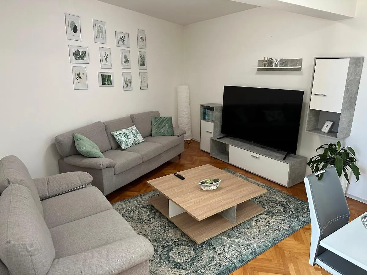 Arena Apartment With 3 Bedrooms In The City Center Pula